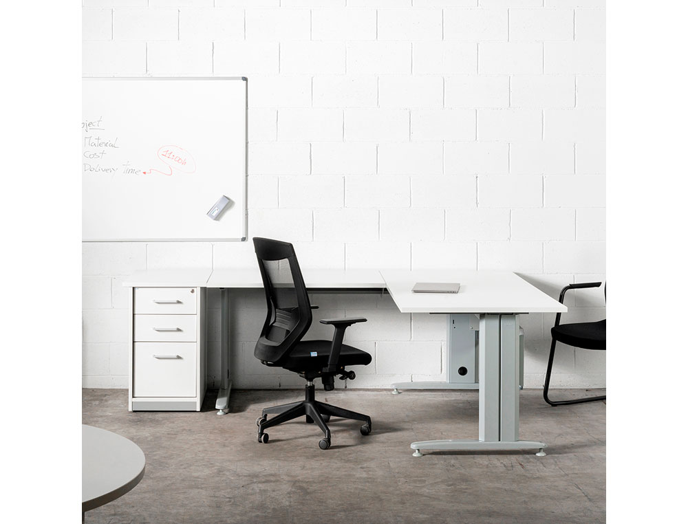 PIZARRA BLANCA ROCADA ACERO VITRIFICADO MAGNETICO MARCO ALUMINIO Y CANTONERAS PVC 90X60 CM INCLUYE BANDEJA PARA